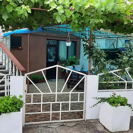 Guest house Zora 2*